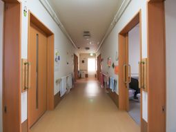 廊下の明るい様子