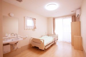 明るい個室の居室