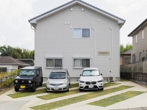3台の車が駐車された建物