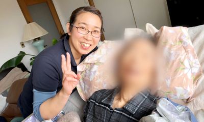 笑顔のスタッフと利用者の居室