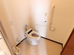 バリアフリー設計のトイレ
