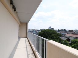 明るい空と街の眺望
