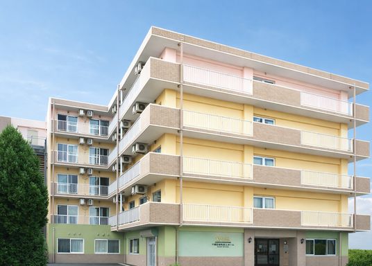 明るい建物の外観