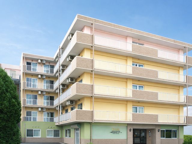 明るい建物の外観 外観 明るい色合いの建物は、自然光を取り入れた開放的な外観が特徴的です。