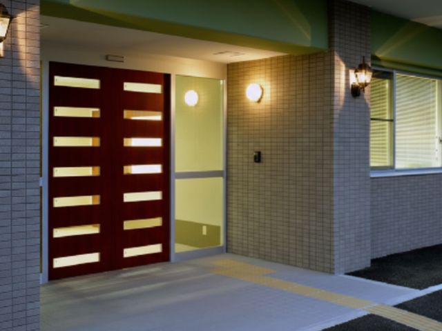 入口 エントランス 明るいエントランスは、落ち着いた照明と開放的なデザインが特徴です。