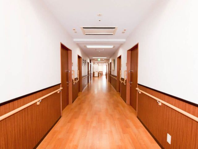 長い廊下 廊下 安全な手すりがついた広々とした廊下です。自然光が奥まで差し込んでいます。