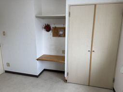 収納と作業スペースの部屋