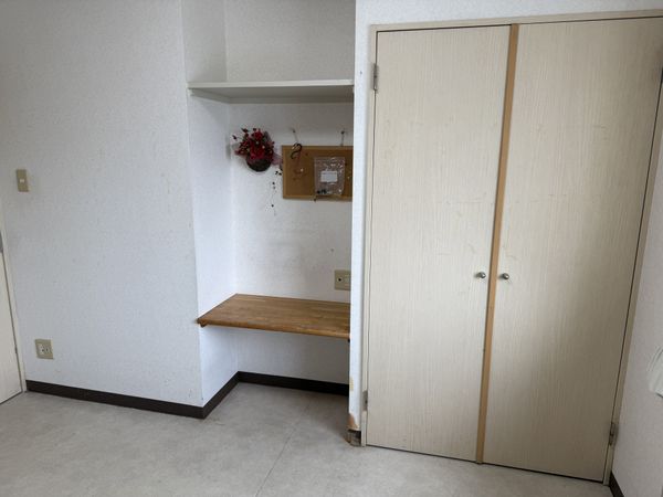 収納と作業スペースの部屋