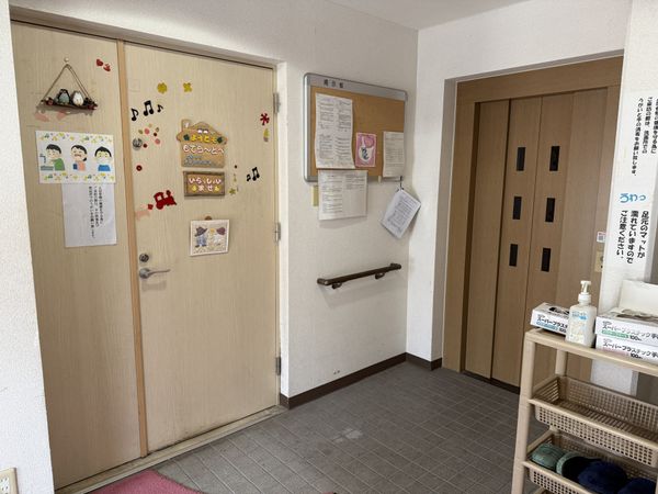 掲示物の前のエレベーター