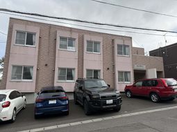 落ち着いた外観の建物