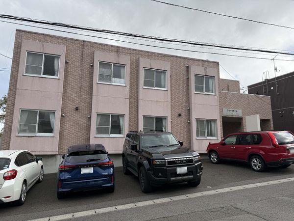 落ち着いた外観の建物