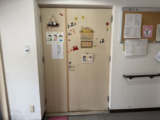 掲示物と装飾の壁