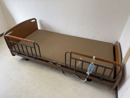 シンプルなベッドの居室