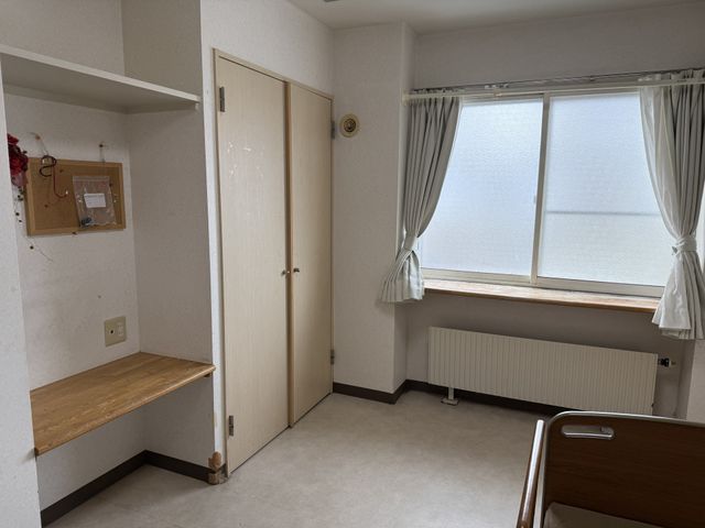 光が差し込む居室 居室 自然光が優しく差し込む居室です。シンプルなデザインで落ち着いた雰囲気になっています。