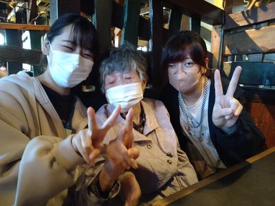 楽しげな三人の和やかな居室