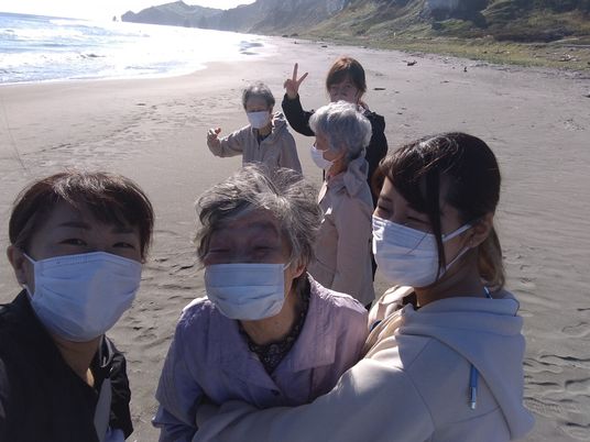 海辺でくつろぐ利用者様