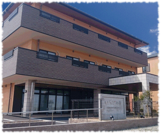 三階建ての建物の外観