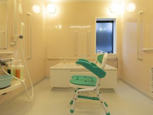 入浴用の椅子がある浴室  