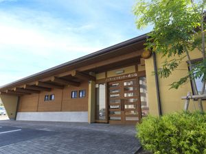 木目調の施設外観  