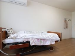 明るい居室の様子