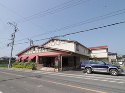 明るい外観の建物