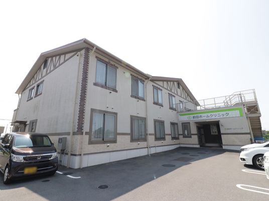 外観の建物と駐車場