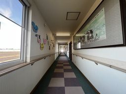壁飾りのある廊下