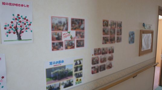 掲示物の壁