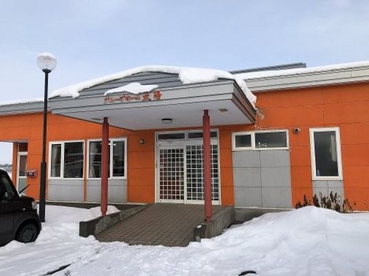 雪景色の施設外観  