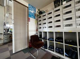 靴箱と椅子がある玄関
