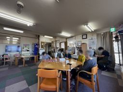 和やかな会話を楽しむ