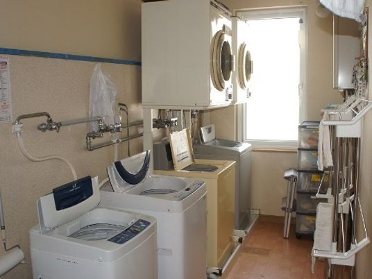 洗濯機が並ぶ洗面台