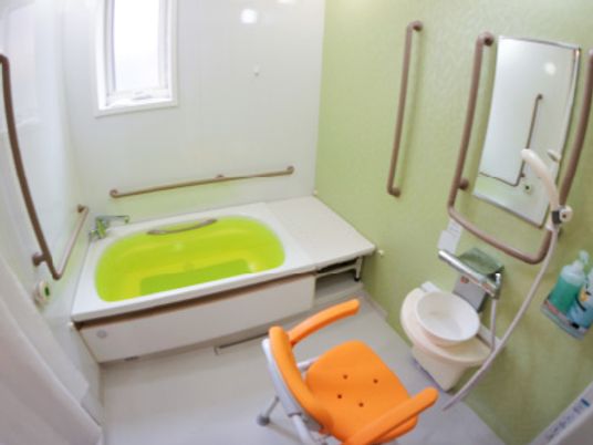 明るい椅子付き浴室