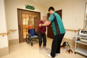 介護支援が行われる廊下