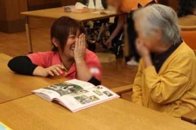 笑顔で会話中の居室