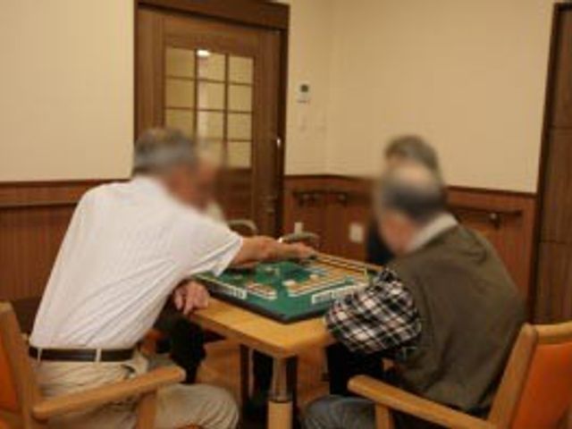 楽しく過ごせる居室 居室 温かい雰囲気の中、ゲームを楽しむための居室です。和やかな対話の場が広がっています。