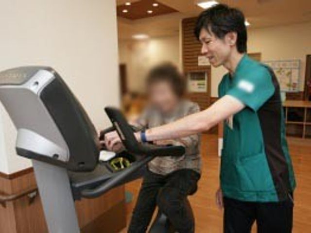 トレーニングを行う機能訓練室 機能訓練室 スタッフが利用者のトレーニングをサポートしています。安心して運動に取り組める環境です。