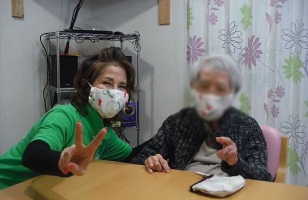 笑顔のスタッフと利用者の居室