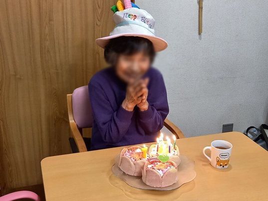 誕生日ケーキがある居室