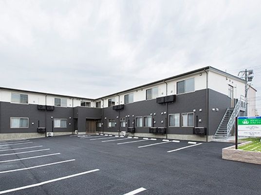施設の外観と駐車場  