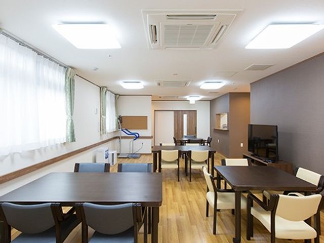 明るい食堂 食堂   大きな窓から光が入る、ゆったりした食堂です。テーブルが複数あり、食事や会話の時間を過ごしやすい空間です。