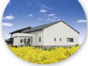 白い平屋の外観  