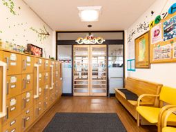 明るいエントランス風景