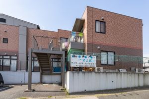 レンガ色の外観