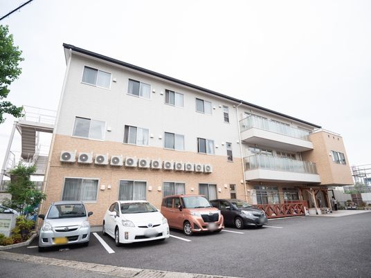 白とベージュの建物外観