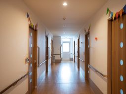 暖かみのある廊下の風景