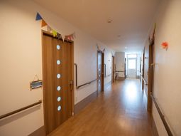 暖かみのある廊下の様子