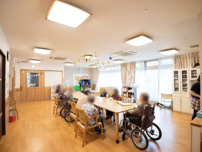共有エリアの明るい居室