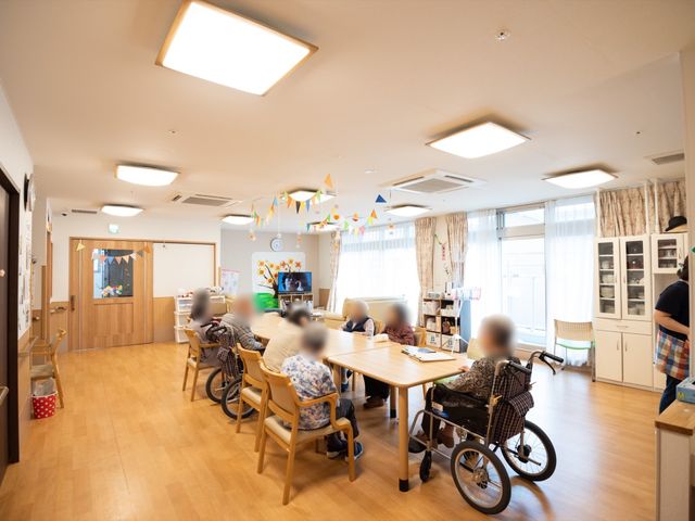 共有エリアの明るい居室 食堂 ゆとりある居室で皆が集まり、日々のコミュニケーションを楽しんでいます。心地良い日差しと広々とした空間が魅力です。