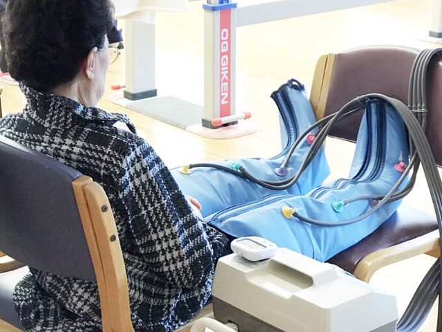 機械使用の様子 機能訓練室 快適な装置を使用したトレーニングの様子です。直接支援が可能な環境が整っています。